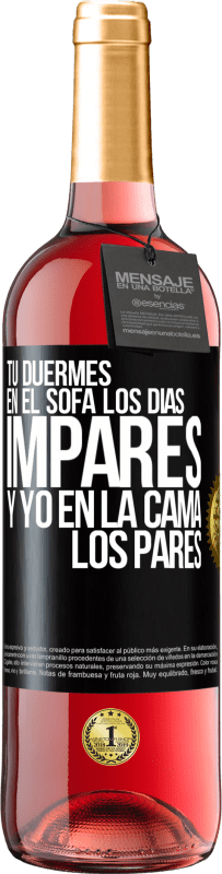 29,95 € Envío gratis | Vino Rosado Edición ROSÉ Tú duermes en el sofá los días impares y yo en la cama los pares Etiqueta Negra. Etiqueta personalizable Vino joven Cosecha 2024 Tempranillo