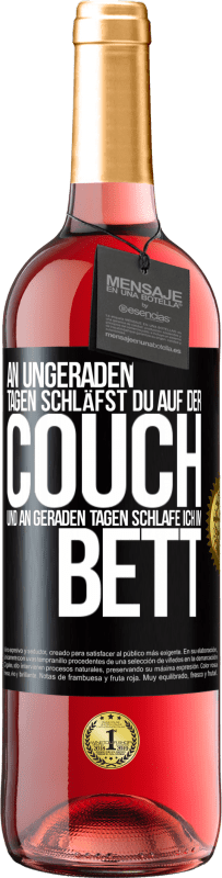 29,95 € Kostenloser Versand | Roséwein ROSÉ Ausgabe An ungeraden Tagen schläfst du auf der Couch und an geraden Tagen schlafe ich im Bett. Schwarzes Etikett. Anpassbares Etikett Junger Wein Ernte 2024 Tempranillo