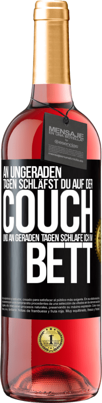 29,95 € Kostenloser Versand | Roséwein ROSÉ Ausgabe An ungeraden Tagen schläfst du auf der Couch und an geraden Tagen schlafe ich im Bett. Schwarzes Etikett. Anpassbares Etikett Junger Wein Ernte 2025 Tempranillo