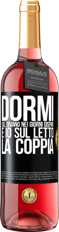 29,95 € Spedizione Gratuita | Vino rosato Edizione ROSÉ Dormi sul divano nei giorni dispari e io sul letto la coppia Etichetta Nera. Etichetta personalizzabile Vino giovane Raccogliere 2025 Tempranillo
