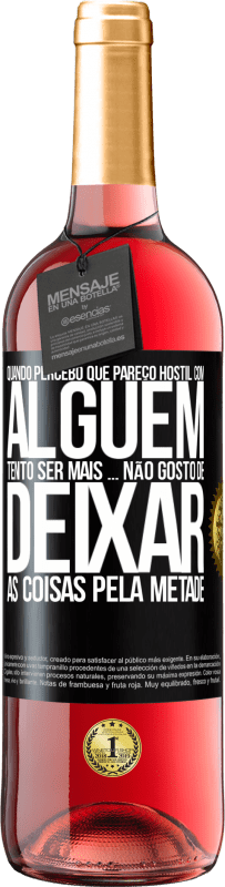 29,95 € Envio grátis | Vinho rosé Edição ROSÉ Quando percebo que alguém gosta de mim, tento gostar mais dele ... não gosto de deixar as coisas pela metade Etiqueta Preta. Etiqueta personalizável Vinho jovem Colheita 2024 Tempranillo