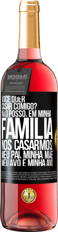 29,95 € Envio grátis | Vinho rosé Edição ROSÉ Você quer casar comigo? Não posso, em minha família, nos casarmos: meu pai, minha mãe, meu avô e minha avó Etiqueta Preta. Etiqueta personalizável Vinho jovem Colheita 2024 Tempranillo