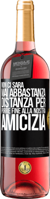 29,95 € Spedizione Gratuita | Vino rosato Edizione ROSÉ Non ci sarà mai abbastanza distanza per porre fine alla nostra amicizia Etichetta Nera. Etichetta personalizzabile Vino giovane Raccogliere 2024 Tempranillo