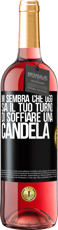 29,95 € Spedizione Gratuita | Vino rosato Edizione ROSÉ Mi sembra che oggi sia il tuo turno di soffiare una candela Etichetta Nera. Etichetta personalizzabile Vino giovane Raccogliere 2024 Tempranillo