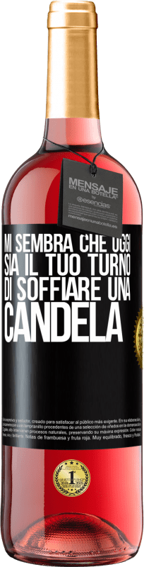 29,95 € Spedizione Gratuita | Vino rosato Edizione ROSÉ Mi sembra che oggi sia il tuo turno di soffiare una candela Etichetta Nera. Etichetta personalizzabile Vino giovane Raccogliere 2025 Tempranillo