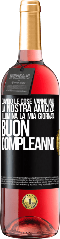 29,95 € Spedizione Gratuita | Vino rosato Edizione ROSÉ Quando le cose vanno male, la nostra amicizia illumina la mia giornata. Buon compleanno Etichetta Nera. Etichetta personalizzabile Vino giovane Raccogliere 2024 Tempranillo