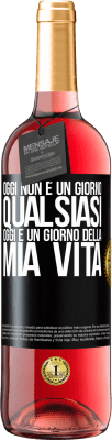 29,95 € Spedizione Gratuita | Vino rosato Edizione ROSÉ Oggi non è un giorno qualsiasi, oggi è un giorno della mia vita Etichetta Nera. Etichetta personalizzabile Vino giovane Raccogliere 2024 Tempranillo