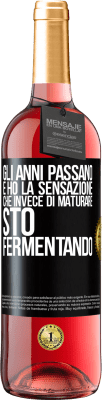 29,95 € Spedizione Gratuita | Vino rosato Edizione ROSÉ Gli anni passano e ho la sensazione che invece di maturare, sto fermentando Etichetta Nera. Etichetta personalizzabile Vino giovane Raccogliere 2024 Tempranillo