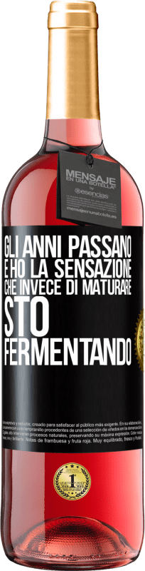 29,95 € Spedizione Gratuita | Vino rosato Edizione ROSÉ Gli anni passano e ho la sensazione che invece di maturare, sto fermentando Etichetta Nera. Etichetta personalizzabile Vino giovane Raccogliere 2024 Tempranillo