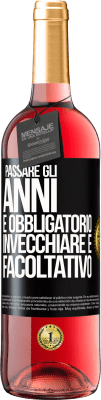 29,95 € Spedizione Gratuita | Vino rosato Edizione ROSÉ Passare gli anni è obbligatorio, invecchiare è facoltativo Etichetta Nera. Etichetta personalizzabile Vino giovane Raccogliere 2024 Tempranillo