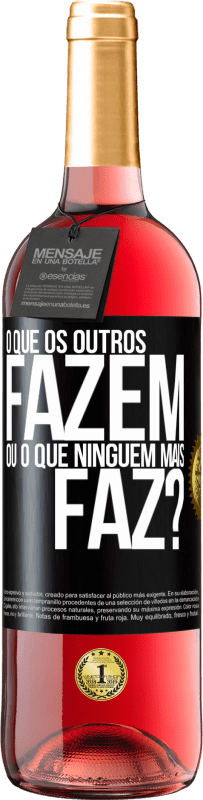 29,95 € Envio grátis | Vinho rosé Edição ROSÉ O que os outros fazem ou o que ninguém mais faz? Etiqueta Preta. Etiqueta personalizável Vinho jovem Colheita 2024 Tempranillo