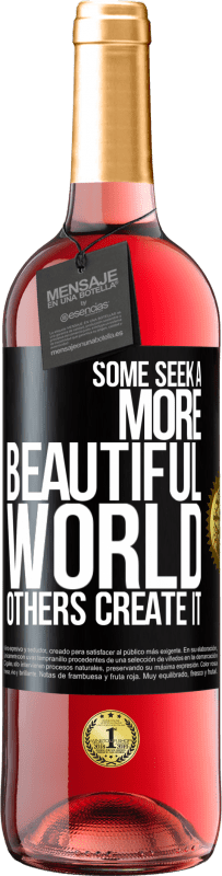 29,95 € 送料無料 | ロゼワイン ROSÉエディション より美しい世界を求める人もいれば、それを作り出す人もいます ブラックラベル. カスタマイズ可能なラベル 若いワイン 収穫 2023 Tempranillo