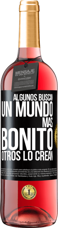 29,95 € Envío gratis | Vino Rosado Edición ROSÉ Algunos buscan un mundo más bonito, otros lo crean Etiqueta Negra. Etiqueta personalizable Vino joven Cosecha 2024 Tempranillo