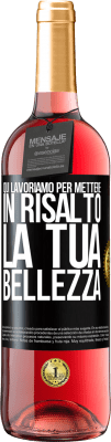 29,95 € Spedizione Gratuita | Vino rosato Edizione ROSÉ Qui lavoriamo per mettere in risalto la tua bellezza Etichetta Nera. Etichetta personalizzabile Vino giovane Raccogliere 2023 Tempranillo