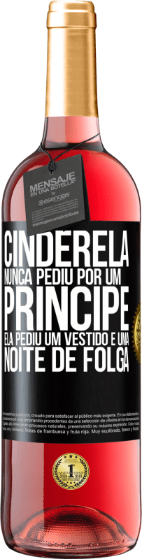 29,95 € Envio grátis | Vinho rosé Edição ROSÉ Cinderela nunca pediu por um príncipe. Ela pediu um vestido e uma noite de folga Etiqueta Preta. Etiqueta personalizável Vinho jovem Colheita 2024 Tempranillo