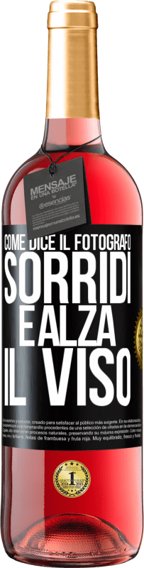 29,95 € Spedizione Gratuita | Vino rosato Edizione ROSÉ Come dice il fotografo, sorridi e alza il viso Etichetta Nera. Etichetta personalizzabile Vino giovane Raccogliere 2023 Tempranillo