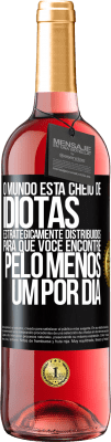 29,95 € Envio grátis | Vinho rosé Edição ROSÉ O mundo está cheio de idiotas estrategicamente distribuídos para que você encontre pelo menos um por dia Etiqueta Preta. Etiqueta personalizável Vinho jovem Colheita 2023 Tempranillo