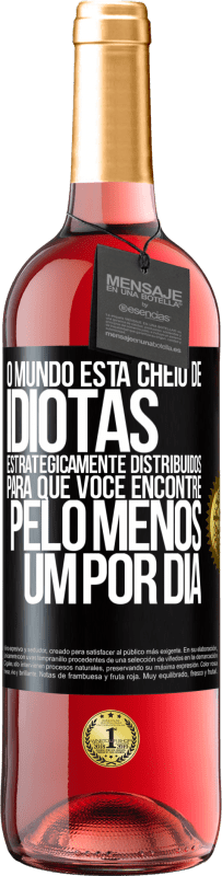 29,95 € Envio grátis | Vinho rosé Edição ROSÉ O mundo está cheio de idiotas estrategicamente distribuídos para que você encontre pelo menos um por dia Etiqueta Preta. Etiqueta personalizável Vinho jovem Colheita 2023 Tempranillo