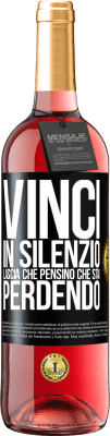 29,95 € Spedizione Gratuita | Vino rosato Edizione ROSÉ Vinci in silenzio. Lascia che pensino che stai perdendo Etichetta Nera. Etichetta personalizzabile Vino giovane Raccogliere 2023 Tempranillo