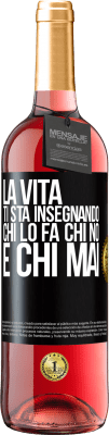 29,95 € Spedizione Gratuita | Vino rosato Edizione ROSÉ La vita ti sta insegnando chi lo fa, chi no e chi mai Etichetta Nera. Etichetta personalizzabile Vino giovane Raccogliere 2024 Tempranillo