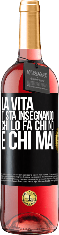 29,95 € Spedizione Gratuita | Vino rosato Edizione ROSÉ La vita ti sta insegnando chi lo fa, chi no e chi mai Etichetta Nera. Etichetta personalizzabile Vino giovane Raccogliere 2023 Tempranillo