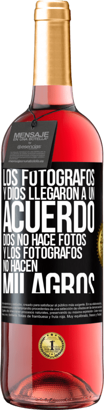 29,95 € Envío gratis | Vino Rosado Edición ROSÉ Los fotógrafos y Dios llegaron a un acuerdo. Dios no hace fotos y los fotógrafos no hacen milagros Etiqueta Negra. Etiqueta personalizable Vino joven Cosecha 2023 Tempranillo