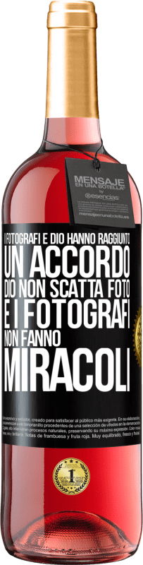 29,95 € Spedizione Gratuita | Vino rosato Edizione ROSÉ I fotografi e Dio hanno raggiunto un accordo. Dio non scatta foto e i fotografi non fanno miracoli Etichetta Nera. Etichetta personalizzabile Vino giovane Raccogliere 2023 Tempranillo