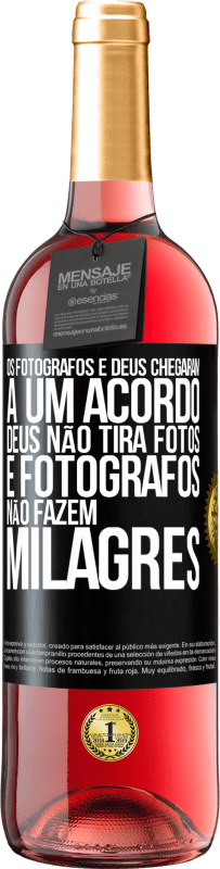 29,95 € Envio grátis | Vinho rosé Edição ROSÉ Os fotógrafos e Deus chegaram a um acordo. Deus não tira fotos e fotógrafos não fazem milagres Etiqueta Preta. Etiqueta personalizável Vinho jovem Colheita 2023 Tempranillo