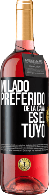 29,95 € Envío gratis | Vino Rosado Edición ROSÉ Mi lado preferido de la cama es el tuyo Etiqueta Negra. Etiqueta personalizable Vino joven Cosecha 2025 Tempranillo