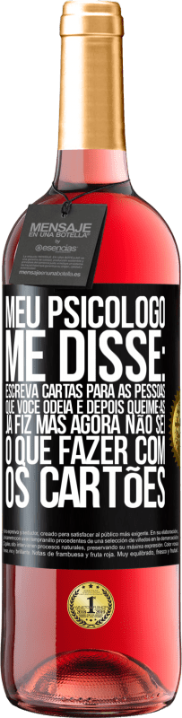 29,95 € Envio grátis | Vinho rosé Edição ROSÉ Meu psicólogo me disse: escreva cartas para as pessoas que você odeia e depois queime-as. Já fiz, mas agora não sei o que Etiqueta Preta. Etiqueta personalizável Vinho jovem Colheita 2023 Tempranillo