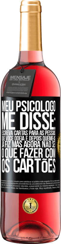 29,95 € Envio grátis | Vinho rosé Edição ROSÉ Meu psicólogo me disse: escreva cartas para as pessoas que você odeia e depois queime-as. Já fiz, mas agora não sei o que Etiqueta Preta. Etiqueta personalizável Vinho jovem Colheita 2025 Tempranillo