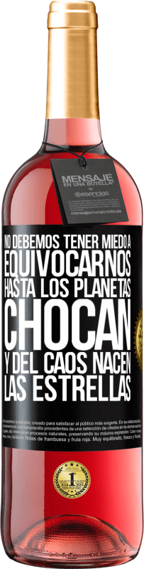 29,95 € Envío gratis | Vino Rosado Edición ROSÉ No debemos tener miedo a equivocarnos, hasta los planetas chocan y del caos nacen las estrellas Etiqueta Negra. Etiqueta personalizable Vino joven Cosecha 2024 Tempranillo