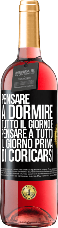 29,95 € Spedizione Gratuita | Vino rosato Edizione ROSÉ Pensare a dormire tutto il giorno e pensare a tutto il giorno prima di coricarsi Etichetta Nera. Etichetta personalizzabile Vino giovane Raccogliere 2023 Tempranillo