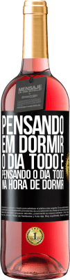 29,95 € Envio grátis | Vinho rosé Edição ROSÉ Pensando em dormir o dia todo e pensando o dia todo na hora de dormir Etiqueta Preta. Etiqueta personalizável Vinho jovem Colheita 2024 Tempranillo