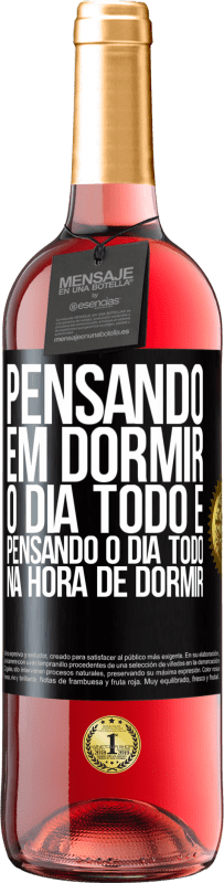 29,95 € Envio grátis | Vinho rosé Edição ROSÉ Pensando em dormir o dia todo e pensando o dia todo na hora de dormir Etiqueta Preta. Etiqueta personalizável Vinho jovem Colheita 2023 Tempranillo