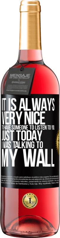 29,95 € 免费送货 | 桃红葡萄酒 ROSÉ版 有人来倾听您的声音总是很高兴。就在今天，我在墙上聊天 黑标. 可自定义的标签 青年酒 收成 2025 Tempranillo
