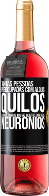 29,95 € Envio grátis | Vinho rosé Edição ROSÉ Tantas pessoas preocupadas com alguns quilos extras e tantos idiotas quietos com menos neurônios Etiqueta Preta. Etiqueta personalizável Vinho jovem Colheita 2024 Tempranillo