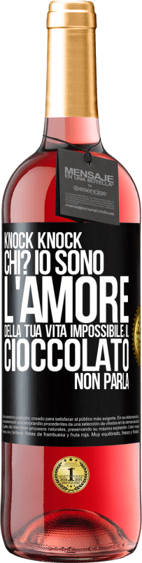 29,95 € Spedizione Gratuita | Vino rosato Edizione ROSÉ Knock Knock. Chi? Io sono l'amore della tua vita Impossibile, il cioccolato non parla Etichetta Nera. Etichetta personalizzabile Vino giovane Raccogliere 2023 Tempranillo