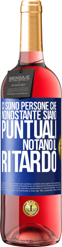 29,95 € Spedizione Gratuita | Vino rosato Edizione ROSÉ Ci sono persone che, nonostante siano puntuali, notano il ritardo Etichetta Blu. Etichetta personalizzabile Vino giovane Raccogliere 2024 Tempranillo