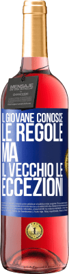 29,95 € Spedizione Gratuita | Vino rosato Edizione ROSÉ Il giovane conosce le regole, ma il vecchio le eccezioni Etichetta Blu. Etichetta personalizzabile Vino giovane Raccogliere 2023 Tempranillo