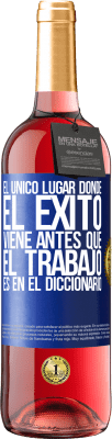 29,95 € Envío gratis | Vino Rosado Edición ROSÉ El único lugar donde el éxito viene antes que el trabajo es en el diccionario Etiqueta Azul. Etiqueta personalizable Vino joven Cosecha 2023 Tempranillo