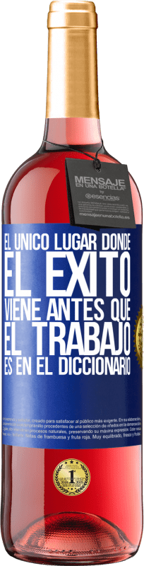 29,95 € Envío gratis | Vino Rosado Edición ROSÉ El único lugar donde el éxito viene antes que el trabajo es en el diccionario Etiqueta Azul. Etiqueta personalizable Vino joven Cosecha 2024 Tempranillo