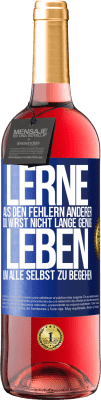 29,95 € Kostenloser Versand | Roséwein ROSÉ Ausgabe Lerne aus den Fehlern anderer, du wirst nicht lange genug leben, um alle selbst zu begehen Blaue Markierung. Anpassbares Etikett Junger Wein Ernte 2023 Tempranillo