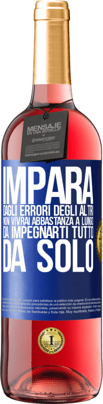 29,95 € Spedizione Gratuita | Vino rosato Edizione ROSÉ Impara dagli errori degli altri, non vivrai abbastanza a lungo da impegnarti tutto da solo Etichetta Blu. Etichetta personalizzabile Vino giovane Raccogliere 2024 Tempranillo