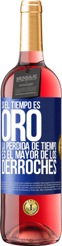 29,95 € Envío gratis | Vino Rosado Edición ROSÉ Si el tiempo es oro, la pérdida de tiempo es el mayor de los derroches Etiqueta Azul. Etiqueta personalizable Vino joven Cosecha 2024 Tempranillo