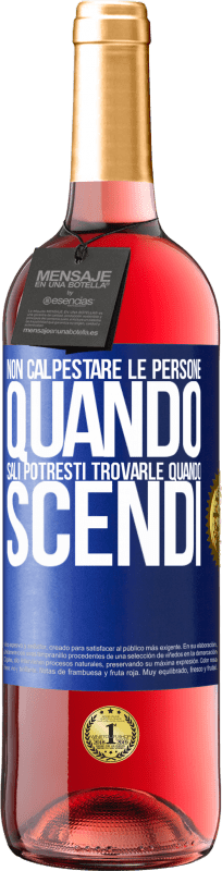 29,95 € Spedizione Gratuita | Vino rosato Edizione ROSÉ Non calpestare le persone quando sali, potresti trovarle quando scendi Etichetta Blu. Etichetta personalizzabile Vino giovane Raccogliere 2024 Tempranillo