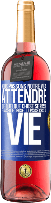 29,95 € Envoi gratuit | Vin rosé Édition ROSÉ Nous passons notre vie à attendre que quelque chose se passe et la seule chose qui passe c'est la vie Étiquette Bleue. Étiquette personnalisable Vin jeune Récolte 2024 Tempranillo