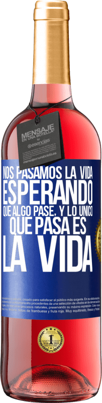 29,95 € Envío gratis | Vino Rosado Edición ROSÉ Nos pasamos la vida esperando que algo pase, y lo único que pasa es la vida Etiqueta Azul. Etiqueta personalizable Vino joven Cosecha 2024 Tempranillo