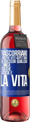 29,95 € Spedizione Gratuita | Vino rosato Edizione ROSÉ Trascorriamo le nostre vite aspettando che succeda qualcosa e l'unica cosa che succede è la vita Etichetta Blu. Etichetta personalizzabile Vino giovane Raccogliere 2024 Tempranillo