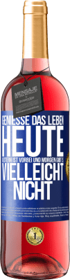 29,95 € Kostenloser Versand | Roséwein ROSÉ Ausgabe Genieße das Leben heute, gestern ist vorbei und morgen gibt es vielleicht nicht Blaue Markierung. Anpassbares Etikett Junger Wein Ernte 2023 Tempranillo